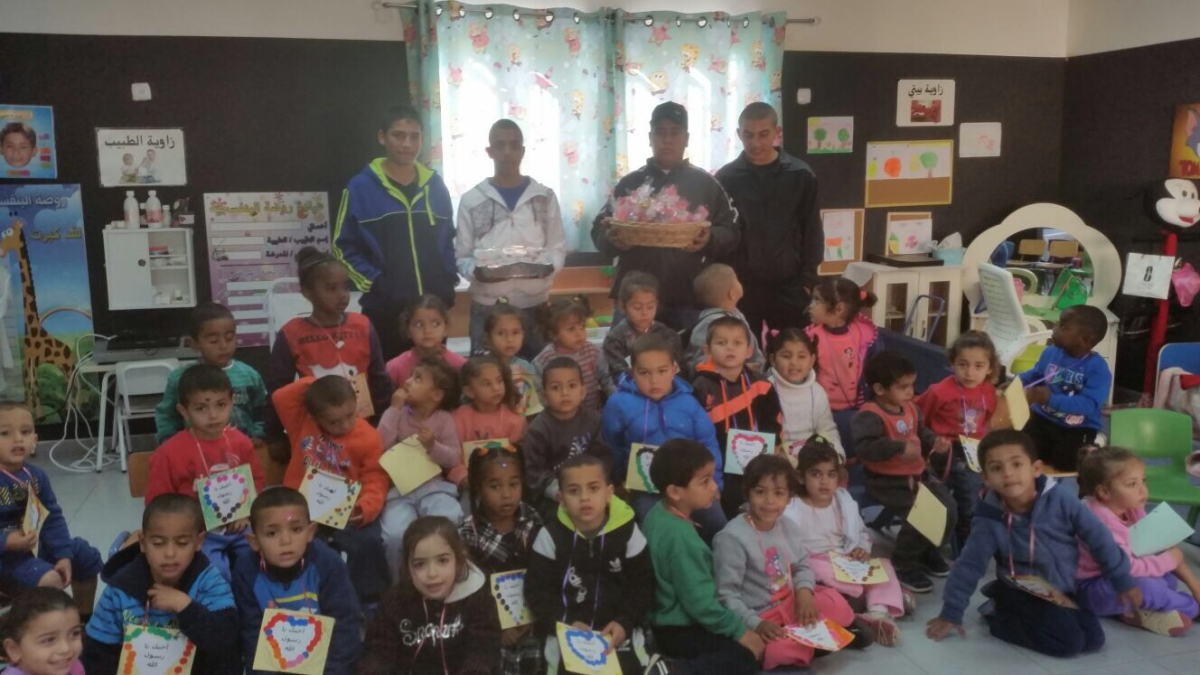 بالصور: مدرسة درور الثانوية في الرملة توزع الهدايا والورود على الطلاب